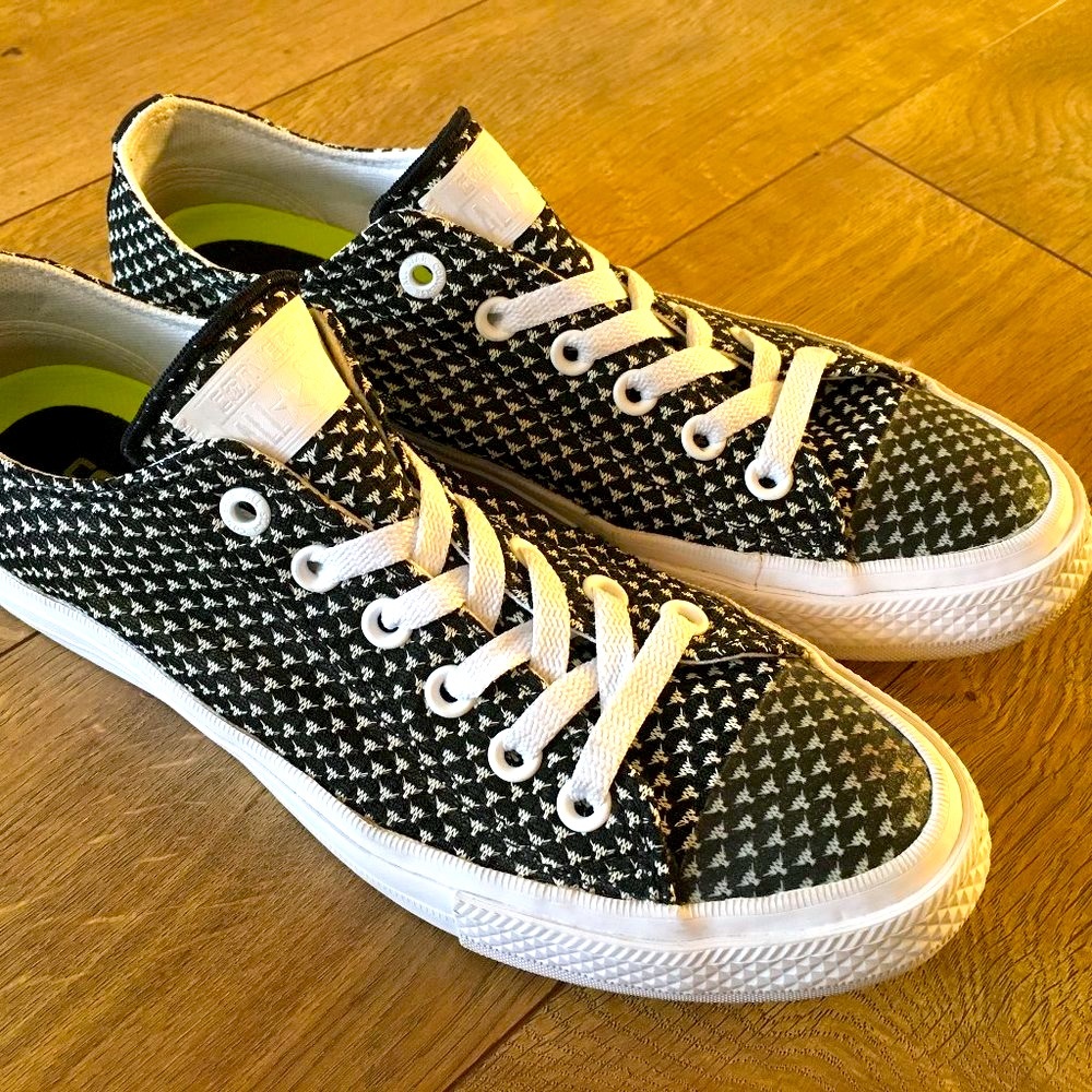Converse Chuck Taylor 2 low top black & white sz 9